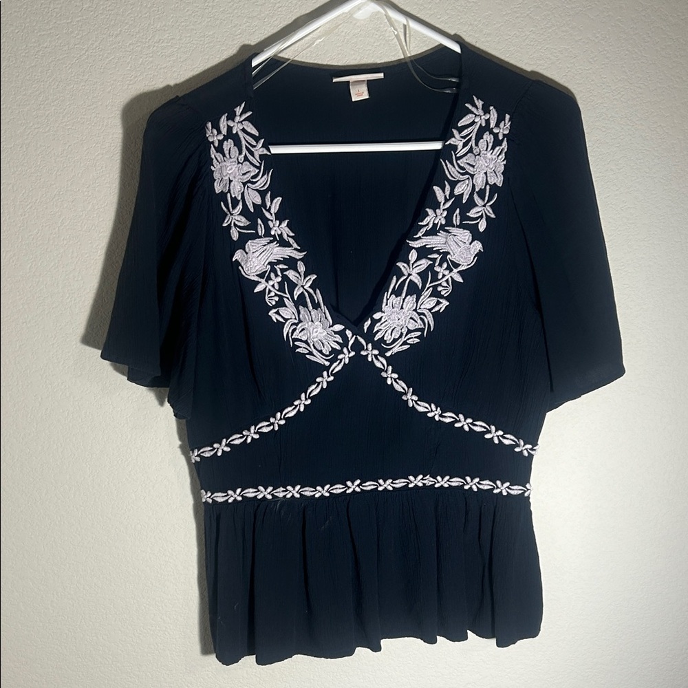Knox Rose navy v neck with White Embroidery